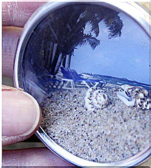 Photographs can be utilized in jars and their lids.