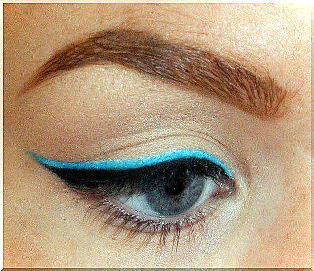 tips for using eyeliner: colorful eyeliner