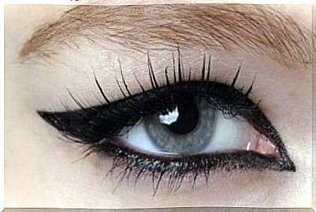 plain cropping with eyeliner