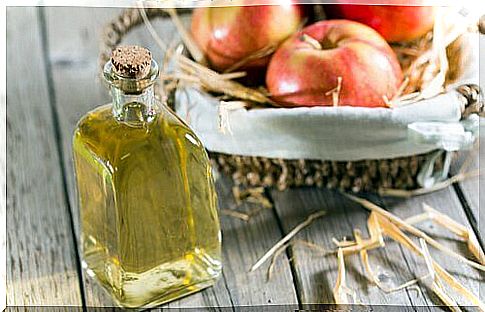 prepare an easy treatment for nail fungus with apple wine vinegar