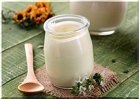 prepare an easy treatment for nail fungus yogurt