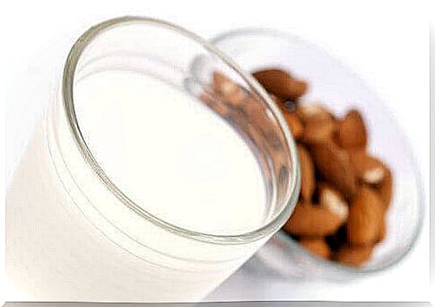 The benefits of almond milk are manifold - it contains a lot of e.g.  vitamins.