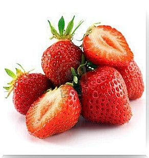 eat strawberries to avoid the dangers of uric acid