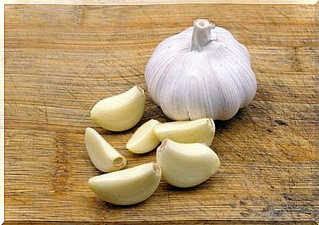 Garlic helps to increase the number of platelets.