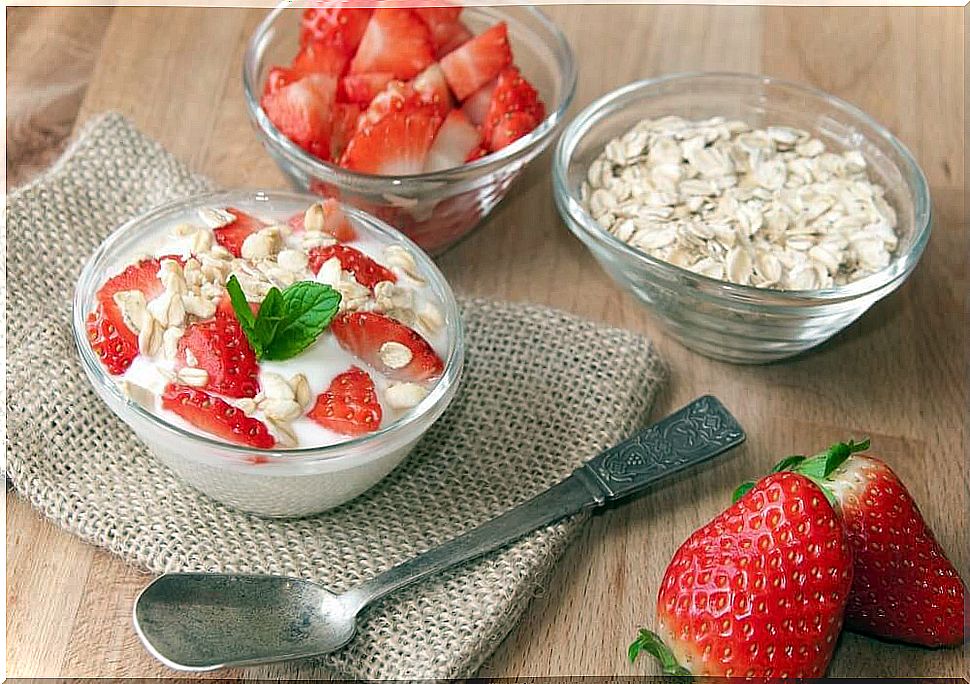 oats with strawberries and yogurt