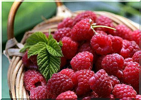 Raspberries are low-calorie berries