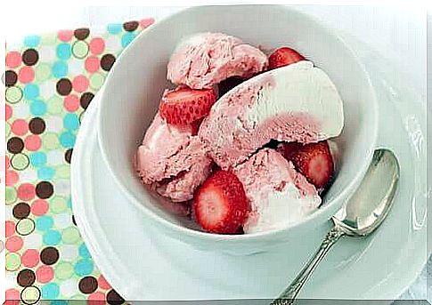 You can make delicious coconut ice cream at home with, for example, wild berries such as strawberries and blueberries