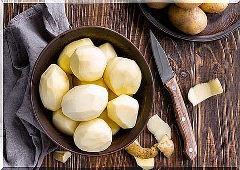 Prepare potato juice to promote your hair growth.