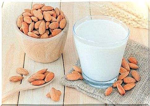 Prepare almond milk to help with weight loss