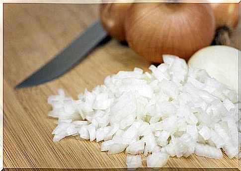 Remove small warts with onions.