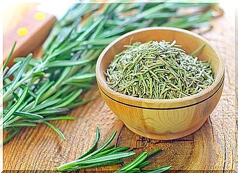 strengthen hair with rosemary