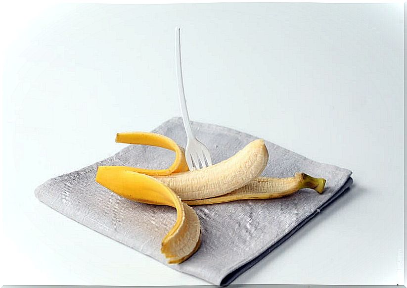 A flat stomach with a banana