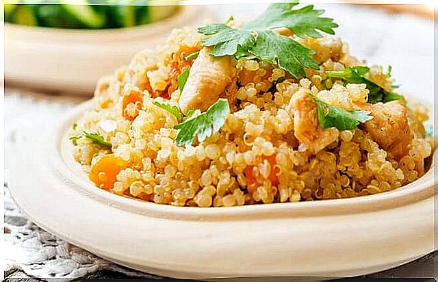 Quinoa and chicken contain fiber, protein and vitamins.