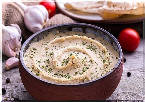 Vegan, light hummus from chickpeas